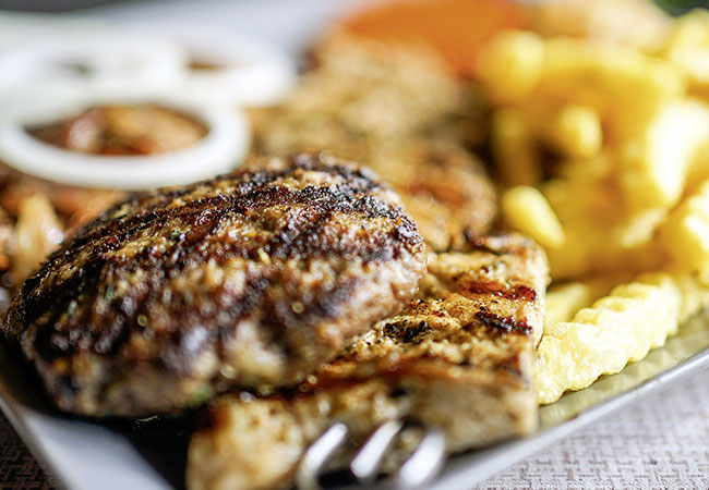 Gegrilltes Hacksteak (Bifteki) im Close-up